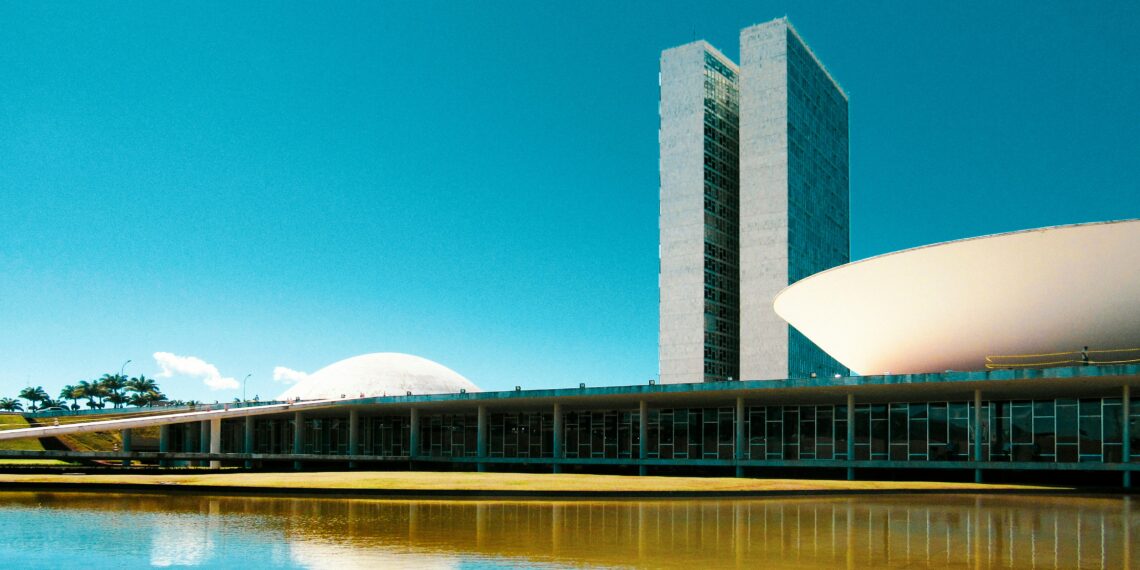 O Dilema de R$ 4,9 Bilhões: O Fundo Eleitoral Brasileiro Financia a Expertise Técnica ou Apenas a Sobrevivência Política?