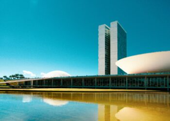 O Dilema de R$ 4,9 Bilhões: O Fundo Eleitoral Brasileiro Financia a Expertise Técnica ou Apenas a Sobrevivência Política?